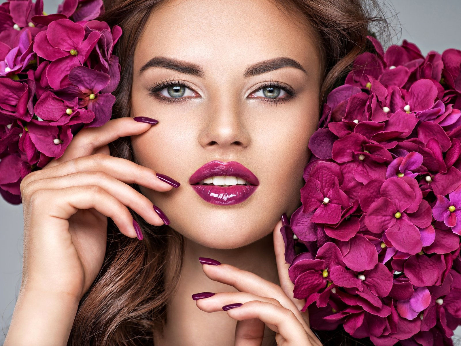woman with purple make-up of lips and fingernails